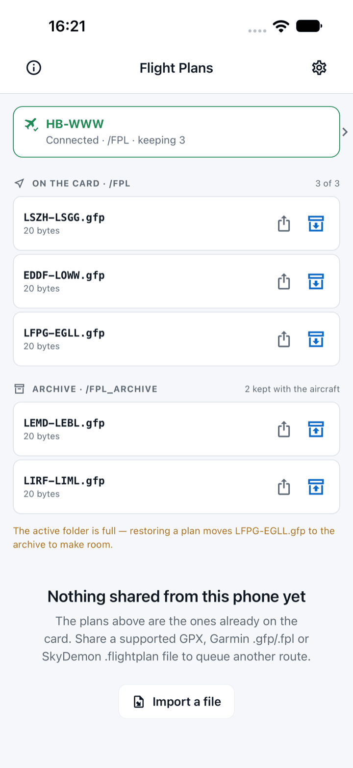 The plan list, showing an aircraft with three active flight-plan files on its card and two archived.